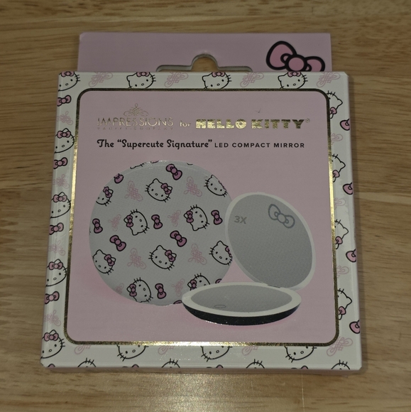 Hello Kitty Lighted Compact Mirror NIB - Picture 1 of 8